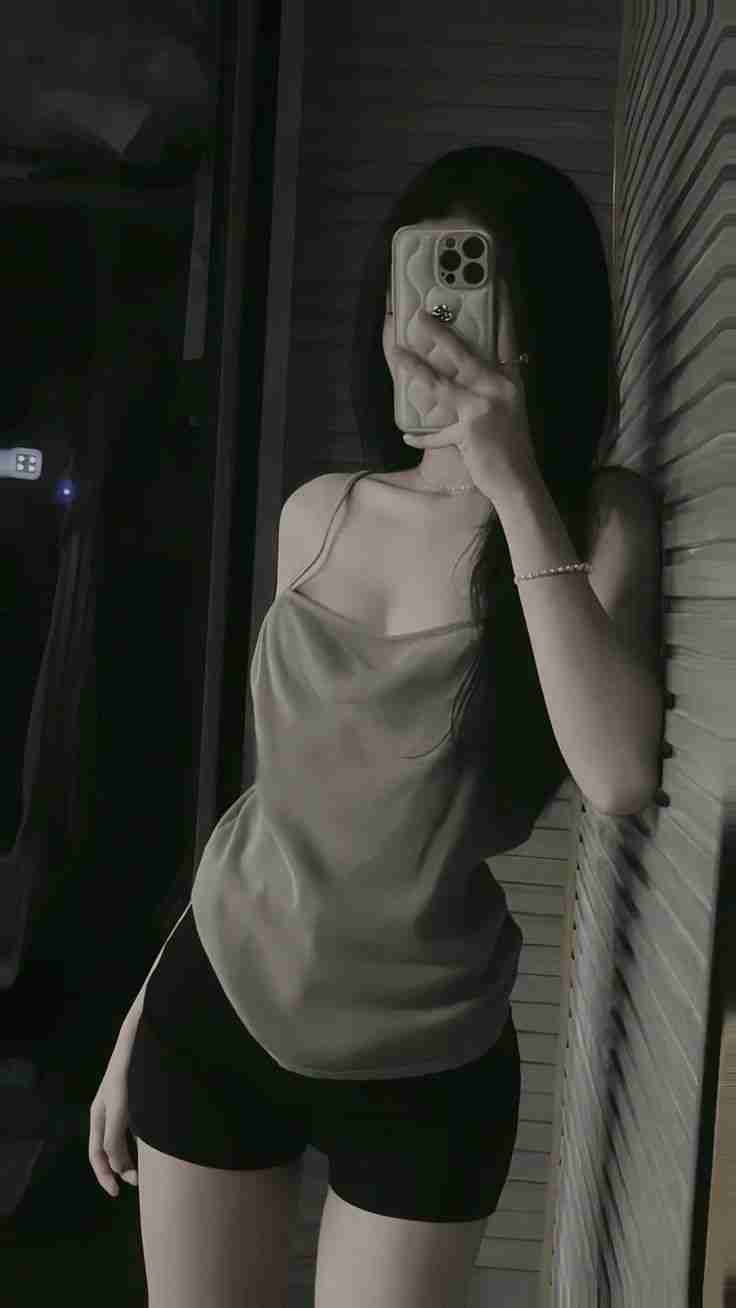 Ảnh chụp trước gương che mặt nữ phong cách cá tính 11