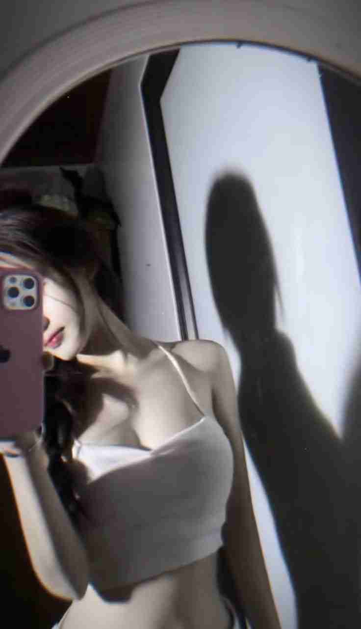 Ảnh chụp trước gương che mặt nữ phong cách cá tính 9