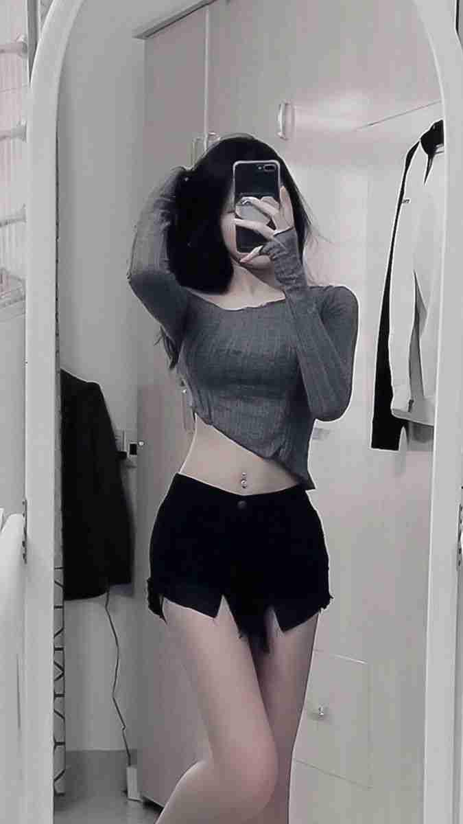 Ảnh chụp trước gương che mặt nữ phong cách cá tính 2