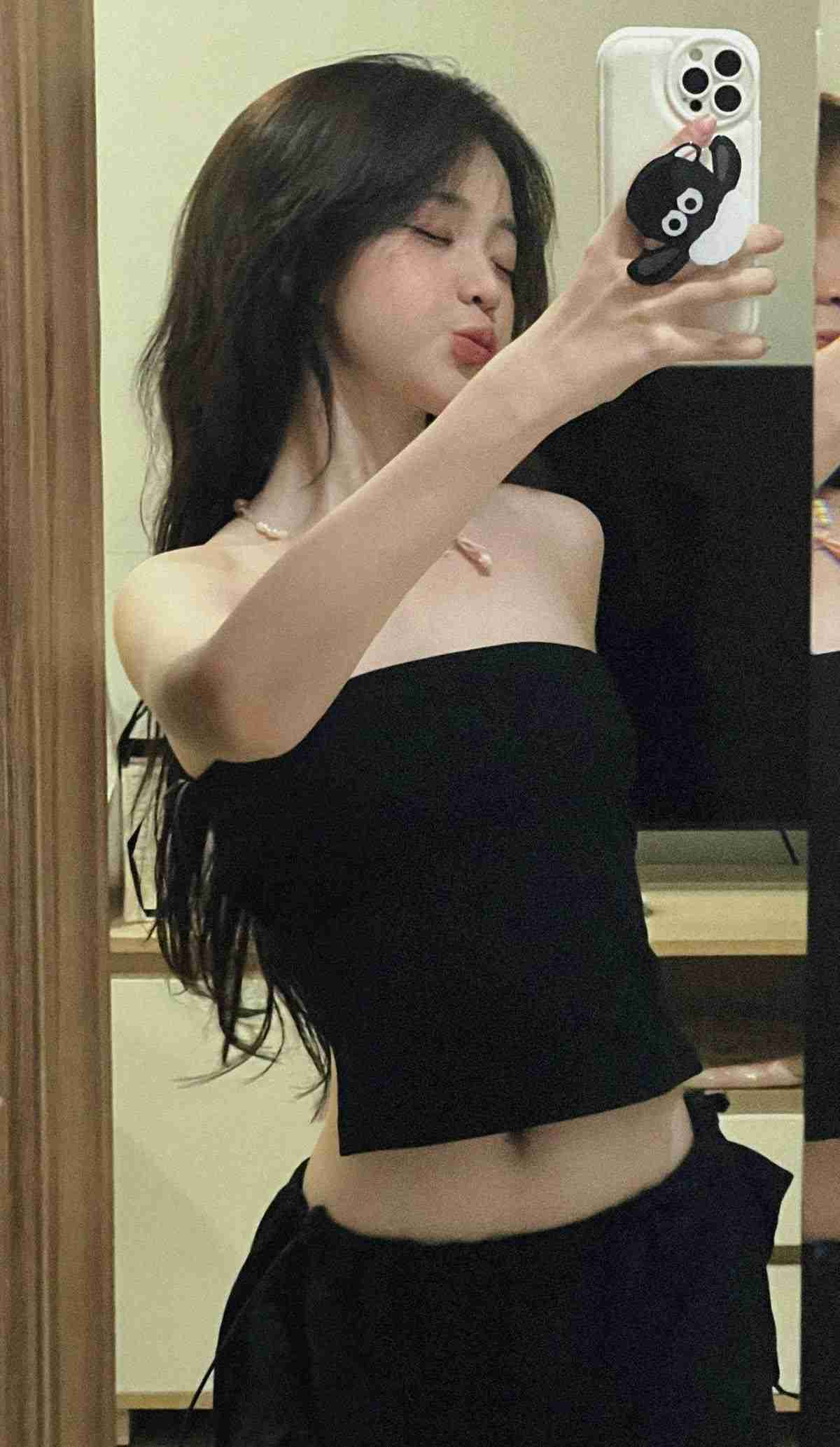 Ảnh chụp trước gương che mặt nữ phong cách cá tính 7